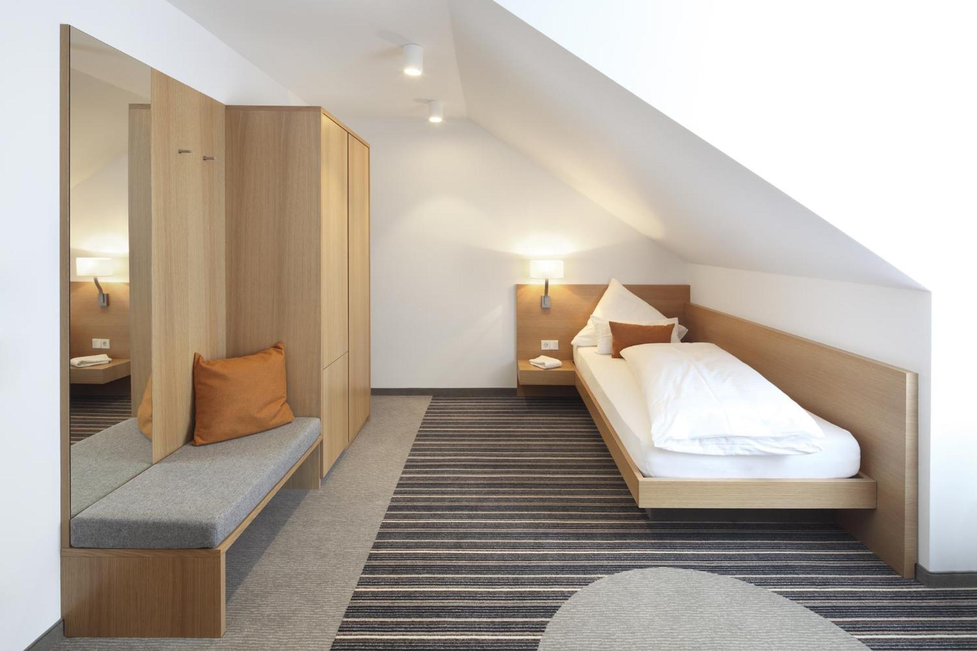 Hotel Hiller In Abstatt エクステリア 写真
