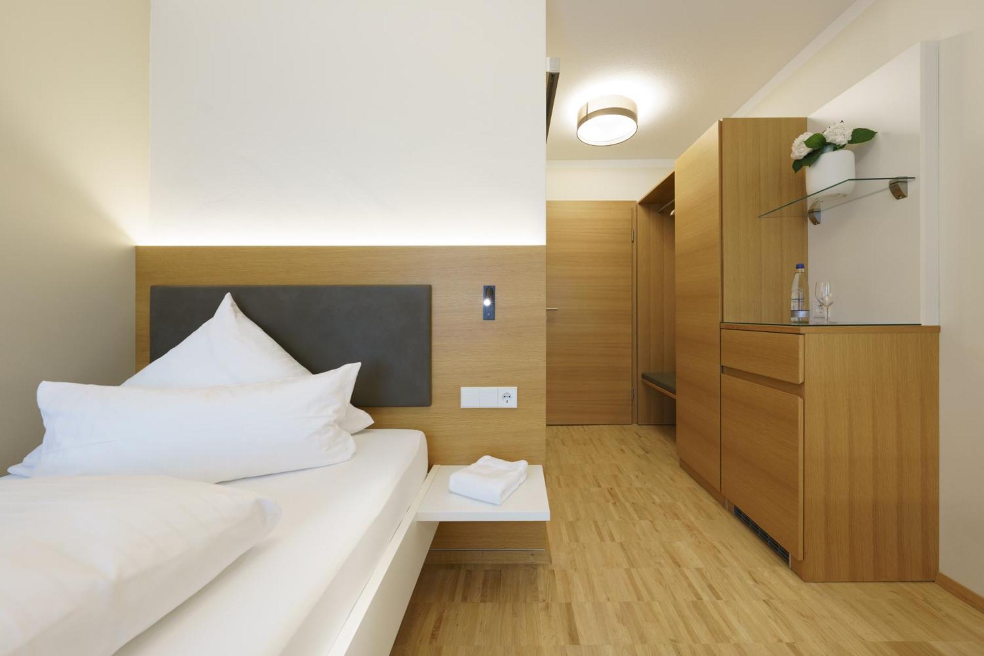 Hotel Hiller In Abstatt エクステリア 写真
