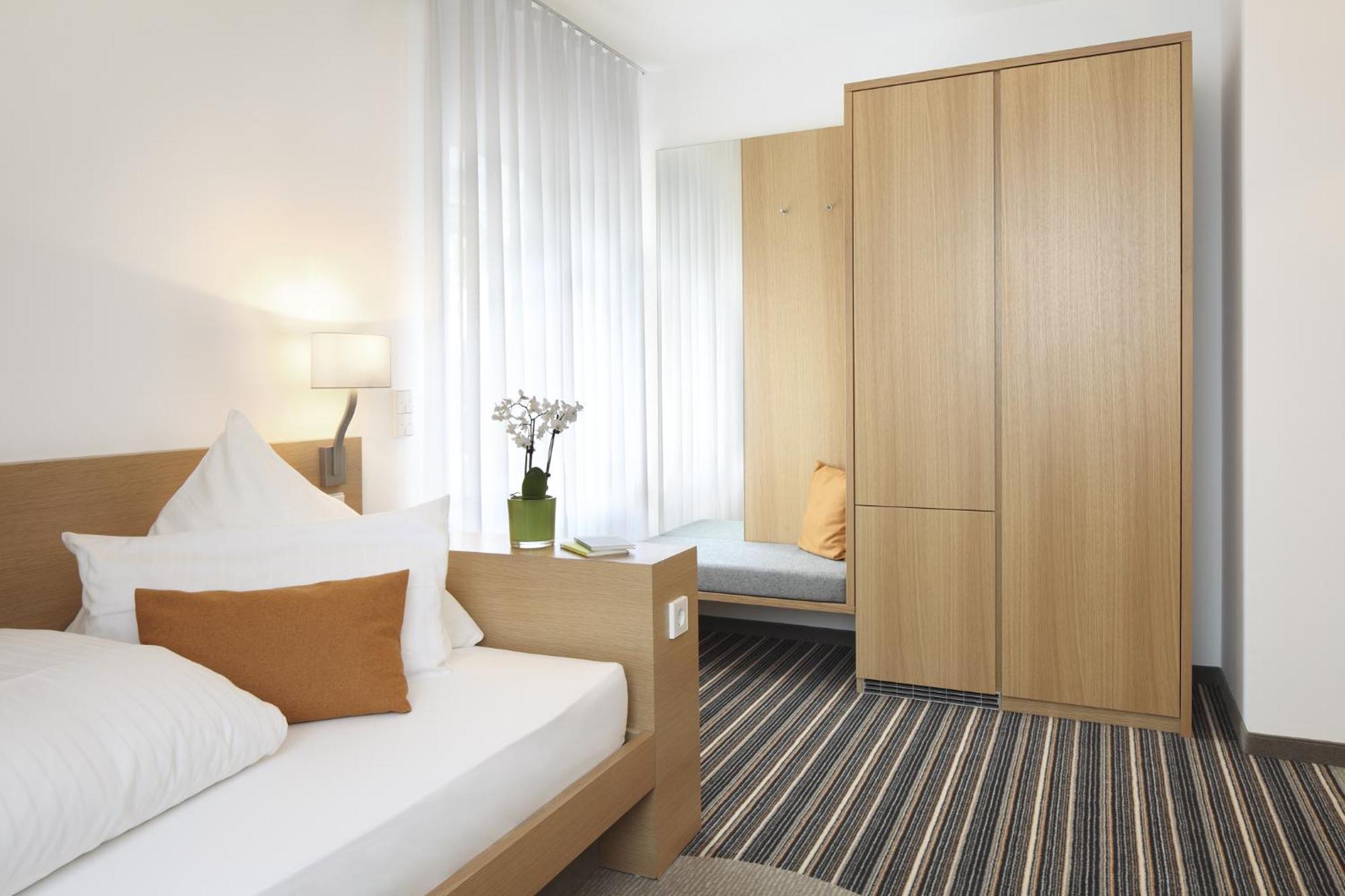 Hotel Hiller In Abstatt エクステリア 写真