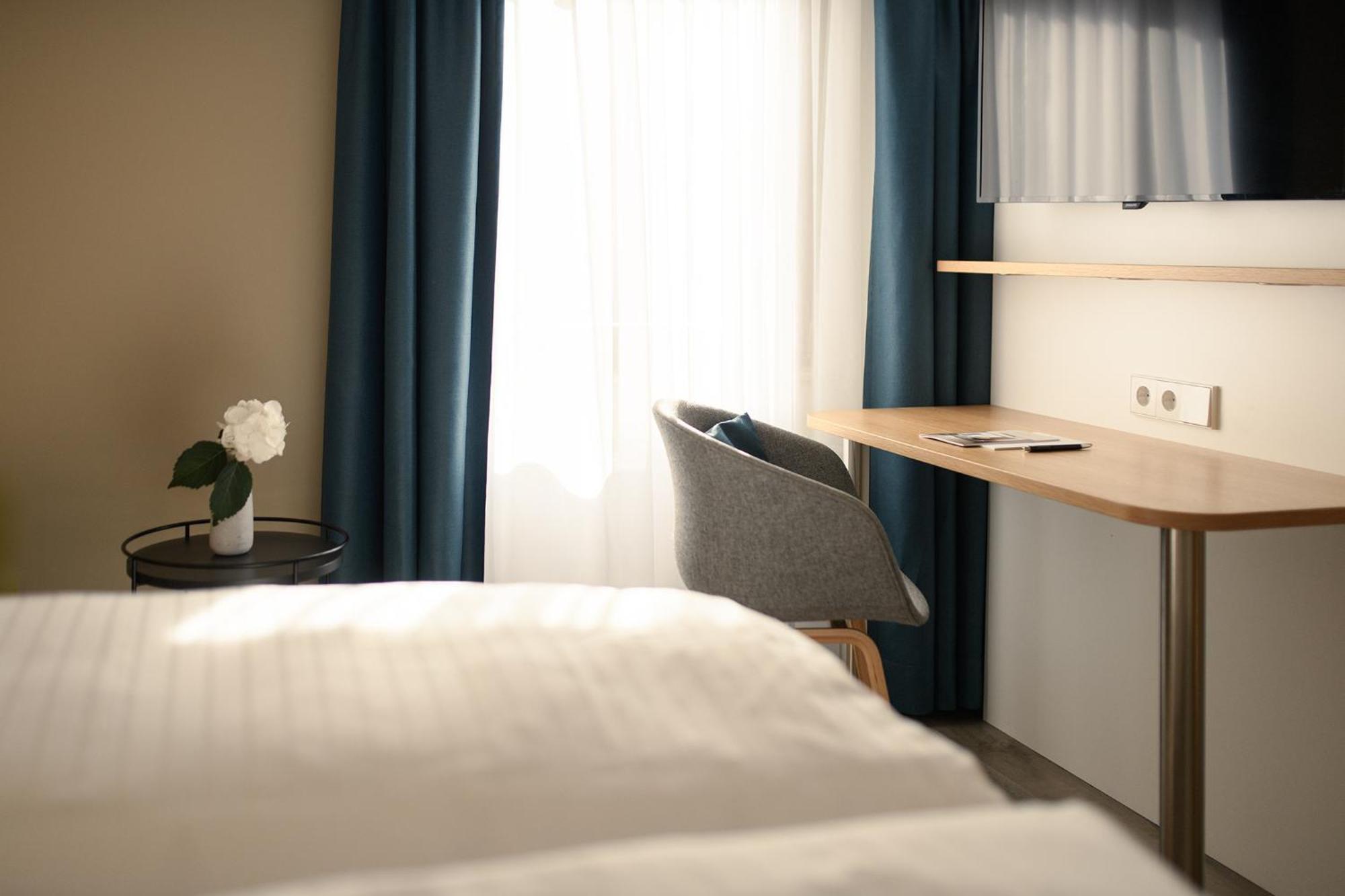 Hotel Hiller In Abstatt エクステリア 写真