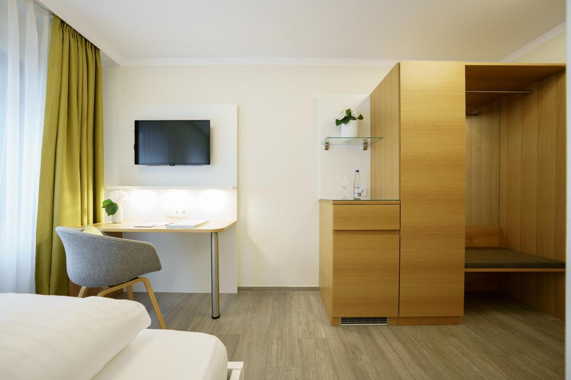 Hotel Hiller In Abstatt エクステリア 写真